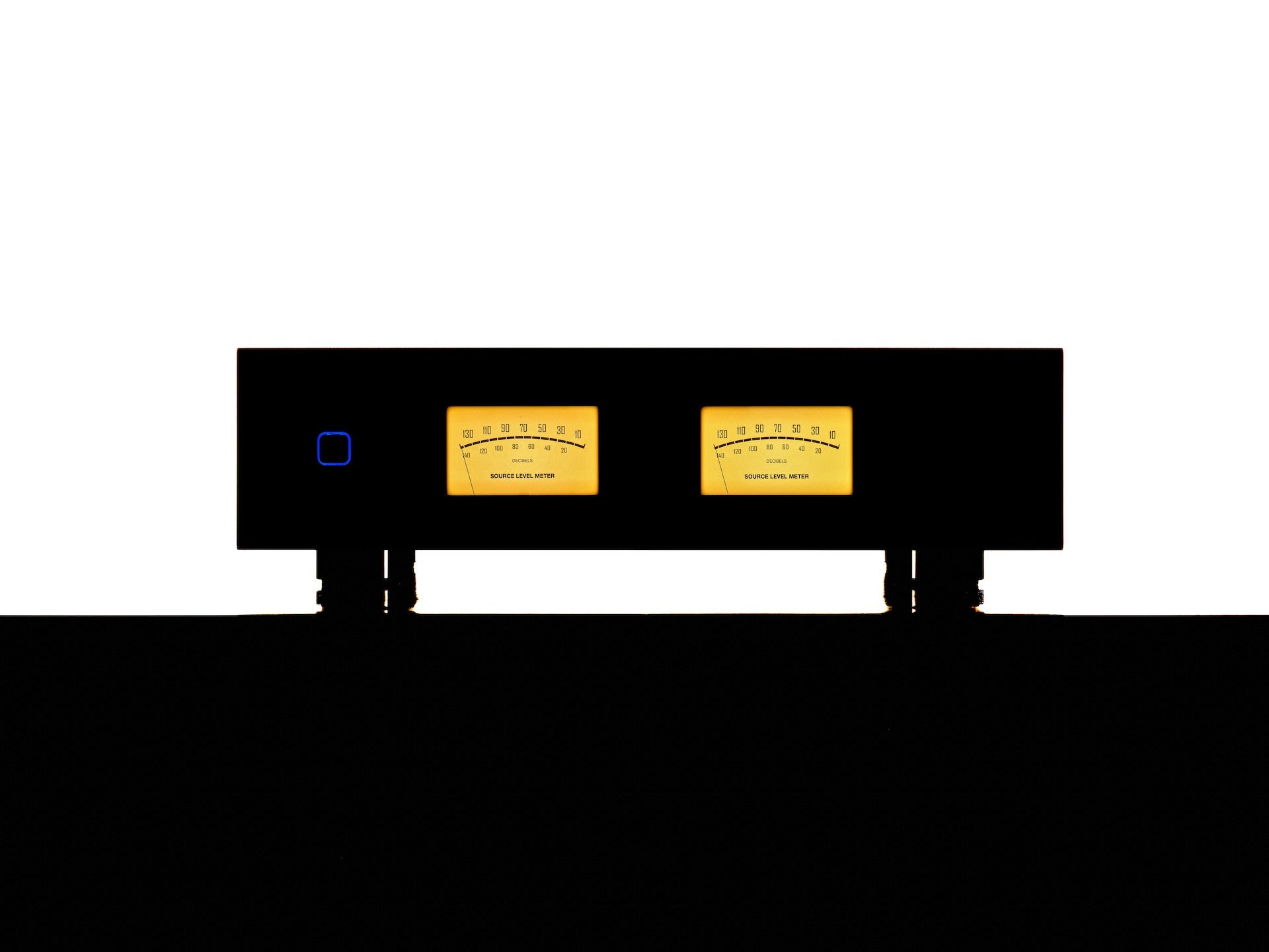 GPT Das Bild zeigt eine Silhouette eines Verstärkers mit zwei beleuchteten VU-Metern und einem leuchtenden Ein-/Ausschalter