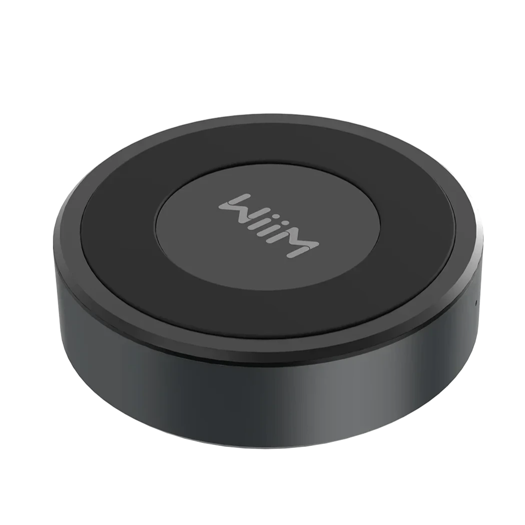 Das Bild zeigt die Unterseite eines WiiM Mini, einem runden, flachen High-Resolution-Audio-Streaming-Gerät. Der untere Teil des Geräts ist in einem matten Schwarz gehalten mit dem WiiM-Logo in der Mitte. Der metallisch glänzende Rand umgibt die Basis des Geräts. Im Vordergrund ist deutlich das gelbe Hi-Res AUDIO-Logo zu sehen. Der Hintergrund des Bildes ist transparent.