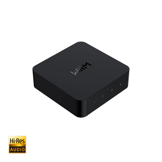 Ein schwarzer WiiM Pro Streaming-Gerät mit einem dezenten Logo auf der Oberseite und leuchtenden Status-LEDs an der Vorderseite, präsentiert auf einem transparenten Hintergrund mit dem gelben Hi-Res AUDIO-Logo unten links im Bild.